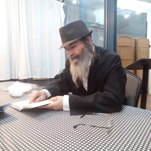הרב יעקב גלעדי שליט"א לומד בבית הכנסת